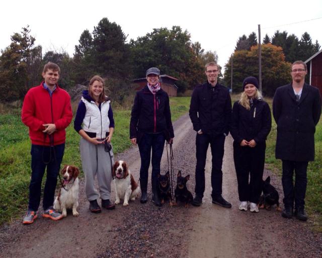Söndagen avslutades med promenad och en titt på det nya huset hos Emelie och Henke!