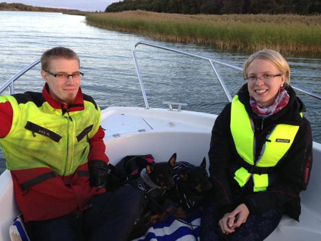 Jag och Filip och två hundar som tycker det är dags att sova! 