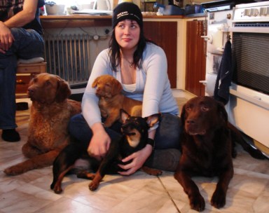 Min syster med Alva till vänster, Dixie till höger, Nova som valp i knät och Vila längst fram. 